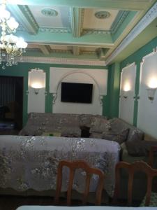 ein Esszimmer mit einem Tisch, Stühlen und einem Sofa in der Unterkunft Villa 3 papuci in Constanţa