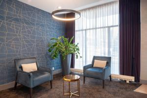 Khu vực ghế ngồi tại Sandman Hotel Montreal - Longueuil