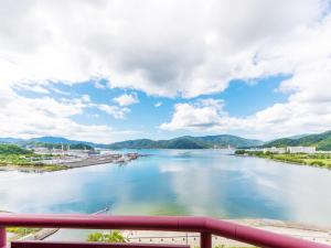 einen Blick auf einen Fluss von einer Brücke aus in der Unterkunft Hotel BELLMARE ホテルベルマーレ in Maizuru