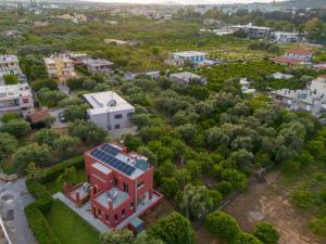 eine Luftansicht eines Hauses mit rotem Dach in der Unterkunft Red Castle in Souda