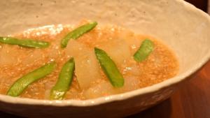 un tazón de sopa con judías verdes. en Dormy Inn Himeji Natural Hot Spring, en Himeji