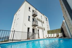 un edificio con piscina frente a él en SkyView apartments, en Herceg-Novi