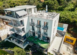 una vista aérea de una casa blanca con balcón en SkyView apartments, en Herceg-Novi