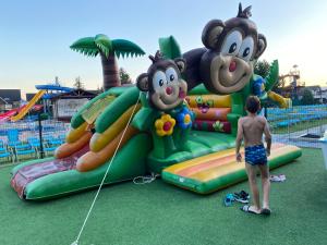 un niño está parado frente a un inflable en Apartment Family Besenova Aquapark - zlava 20p, en Bešeňová