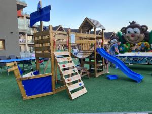 un parque infantil con un tobogán y un juego de juegos en Apartment Family Besenova Aquapark - zlava 20p, en Bešeňová