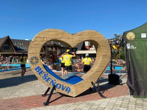 un signo cardíaco de madera en una piscina en Apartment Family Besenova Aquapark - zlava 20p, en Bešeňová