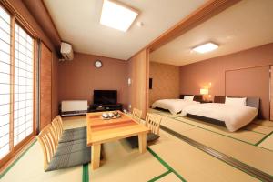 - une chambre avec un lit, une table et un lit dans l'établissement Yutorelo-an ANNEX, à Hakone