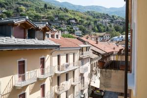 vista su una città da un edificio di "Le Charmant" - CIR VDA-SAINT-VINCENT-n 0004 a Saint Vincent