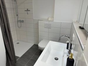 Kúpeľňa v ubytovaní SUITE4ME - Balkon I Küche I Waschmaschine I Mainz-Kostheim