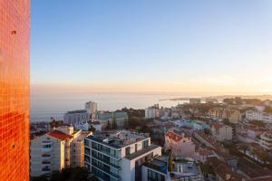 z powietrza widok na miasto z oceanem w obiekcie Home with a view w mieście Estoril