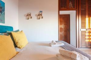 un letto bianco con asciugamani in una stanza di Home with a view - spacious Apartment a Estoril