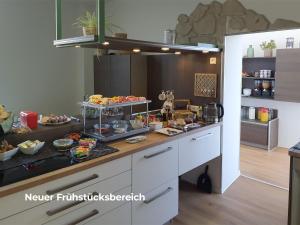 A kitchen or kitchenette at Designpension Idyll Nr2 Hotel Garni