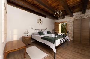 Una cama o camas en una habitación de Villa Romantika Dalmacija