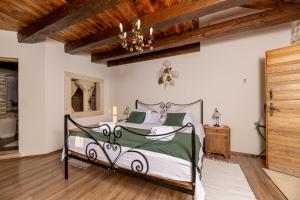 Una cama o camas en una habitación de Villa Romantika Dalmacija