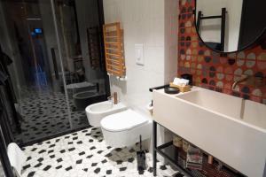 Vannas istaba naktsmītnē Trastevere Boutique Suite Rome with Gym and Steam Shower