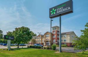 um sinal para uma estadia América hotel num parque de estacionamento em Extended Stay America Suites - Indianapolis - Northwest - I-465 em Indianápolis