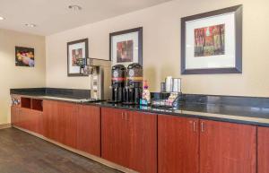 uma cozinha com um balcão e comodidades para preparar café em Extended Stay America Suites - Indianapolis - Northwest - I-465 em Indianápolis