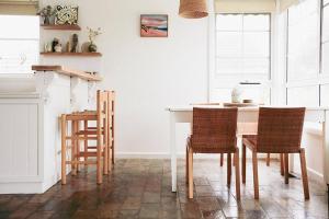 een eetkamer met een tafel en stoelen bij Bluey in Warrnambool