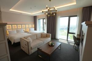 Tempat tidur dalam kamar di Hotel Marinabay Seoul Ara