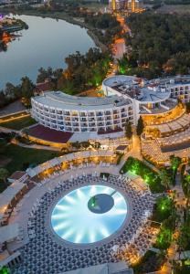 una vista aérea de un edificio con una gran piscina en Kaya Side, en Side