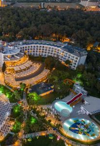 una vista aérea de un gran edificio con un parque acuático en Kaya Side, en Side