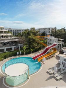 una piscina con tobogán en un crucero en Kaya Side, en Side