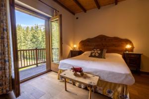 Кровать или кровати в номере Alpine Forest Hotel