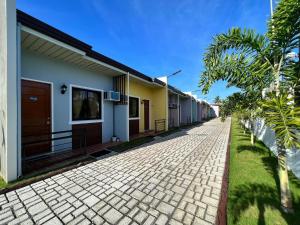 eine Kopfsteinpflasterstraße vor einer Reihe von Häusern in der Unterkunft Sunshine Stay Panglao in Panglao