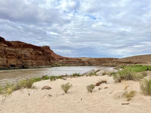 een rivier in het midden van een woestijn met een berg bij Marble Canyon Lodge in Marble Canyon