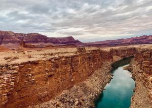 een brug over een rivier in een canyon bij Marble Canyon Lodge in Marble Canyon