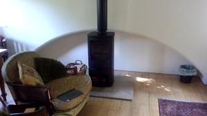 un soggiorno con piano cottura e sedia di Millstone cottage a Oldham