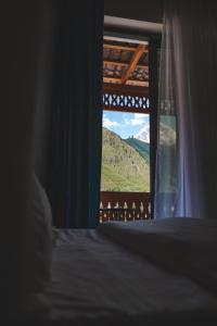 - une chambre avec une fenêtre offrant une vue sur la montagne dans l'établissement Fiten house, à Kazbegi