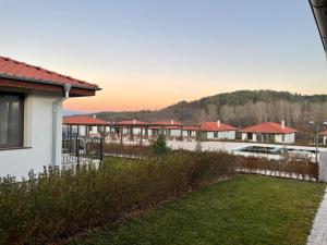 une rangée de maisons avec une piscine dans une cour dans l'établissement Enigma Complex, à Pavel Banya