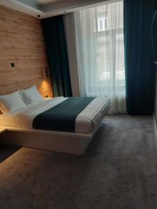 una camera da letto con un grande letto e una finestra di A8 b&b a Zagabria