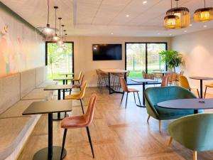 A seating area at ibis Styles Rennes Cesson