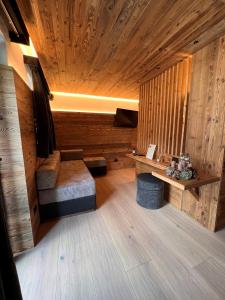 een kamer met een sauna en een houten plafond bij Chalet Queen in Canazei