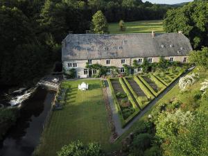 uma vista aérea de uma grande casa com um jardim em B&B Le Moulin de Resteigne em Resteigne