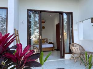 een kamer met een slaapkamer met een bed en een aantal planten bij The Hill View Lombok in Kuta Lombok