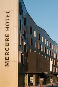 ブレストにあるMercure Brest Centre Portの看板付きの建物