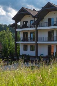 - un bâtiment avec des balcons sur le côté dans l'établissement Chillax, à Bukovel