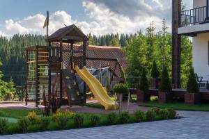 une aire de jeux avec toboggan et structure de jeu dans l'établissement Chillax, à Bukovel