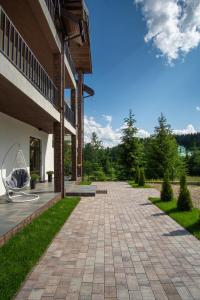 une passerelle en briques à côté d'un bâtiment dans l'établissement Chillax, à Bukovel