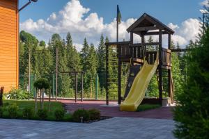 - une aire de jeux avec toboggan dans un parc dans l'établissement Chillax, à Bukovel