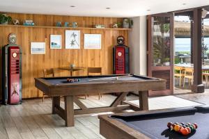 een kamer met een pooltafel en twee frisdrankautomaten bij Sheraton Kauai Coconut Beach Resort in Kapaa