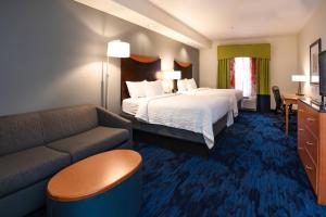 una camera d'albergo con letto e divano di Fairfield Inn & Suites by Marriott Grand Island a Grand Island