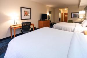 una camera d'albergo con 2 letti e una scrivania di Fairfield Inn & Suites by Marriott Grand Island a Grand Island