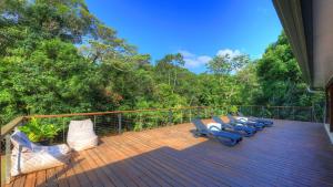 een groep ligstoelen op een terras bij Chambers Wildlife Rainforest Lodges in Lake Eacham