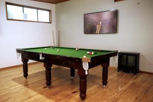 een kamer met een pooltafel in een kamer bij Chambers Wildlife Rainforest Lodges in Lake Eacham