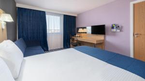 Krevet ili kreveti u jedinici u objektu Holiday Inn Express Leigh - Sports Village, an IHG Hotel