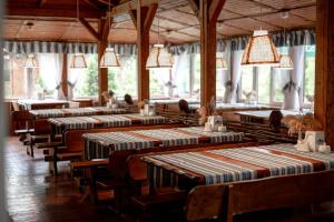 una fila de mesas y sillas en un restaurante en Chalet Filvarok, en Slavske